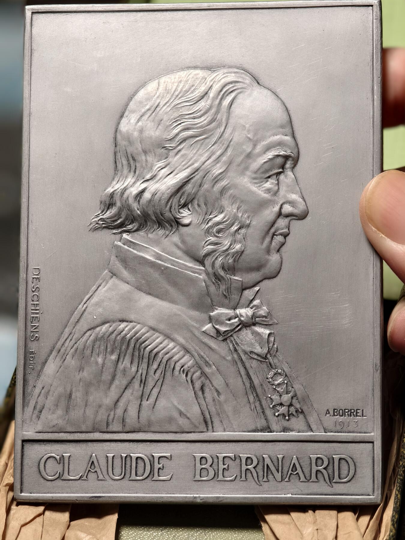 抚柳草堂-第二十期章牌钱币  奖章勋章免佣最后一期 满百包邮 放漏专场 1913法国生物学家克劳德纳德诞辰百年铝质纪念章  重133.9g 80*110.5mm 三角边铭 原盒美品 特殊材质保存不易