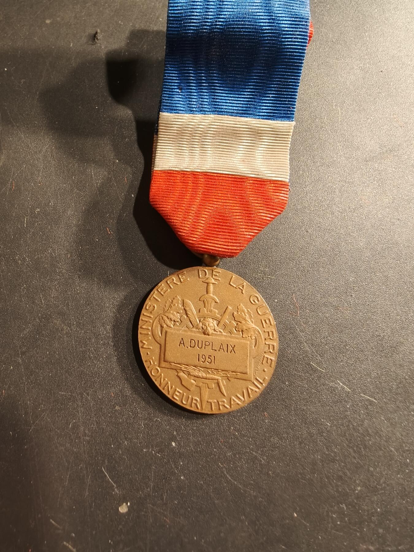 老王徽章第190期 法国铜级国防部劳工奖章    1951年实发