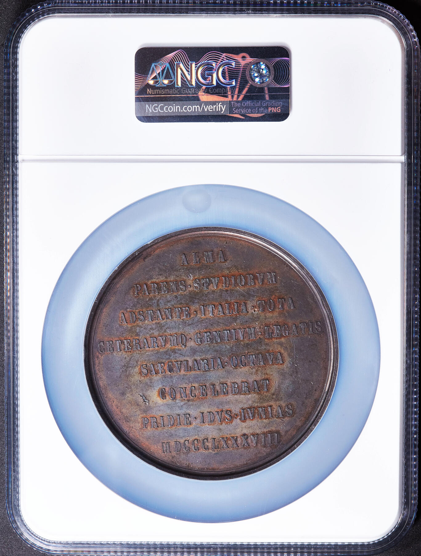 【俄甄集藏】2026年(050)04-01星期三 晚 19:30 全场包邮 意大利1888年翁贝托一世头像纪念博洛尼亚大学建校800周年大铜章，NGC UNCD，直径：75mm，重：144.6克，高浮雕，黑巧克力包浆，稀少品种