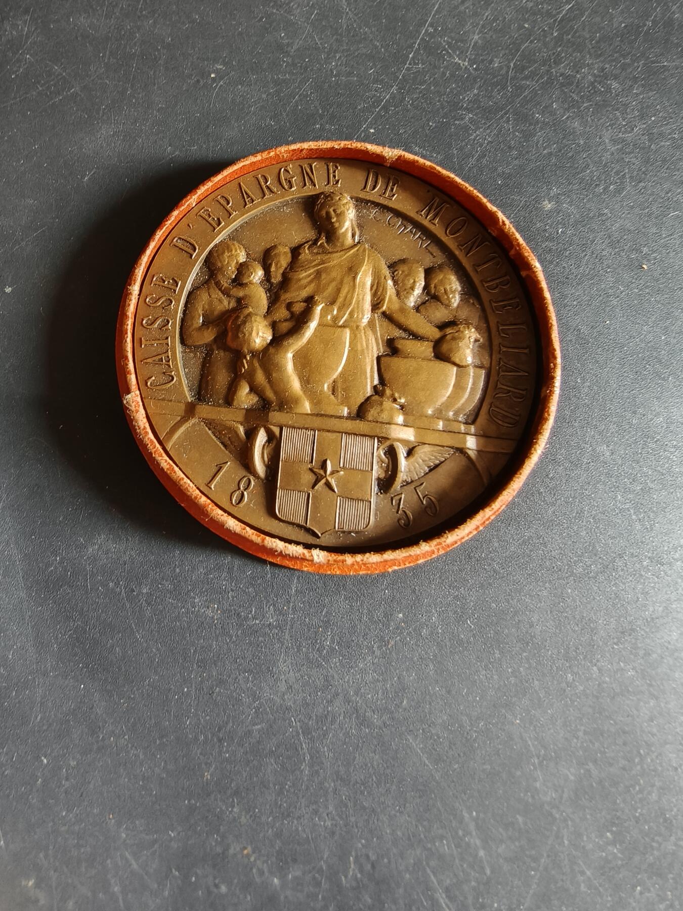 老王徽章第190期 法国蒙贝利亚尔储蓄银行大铜章     原盒      直径56mm     重量69.2g