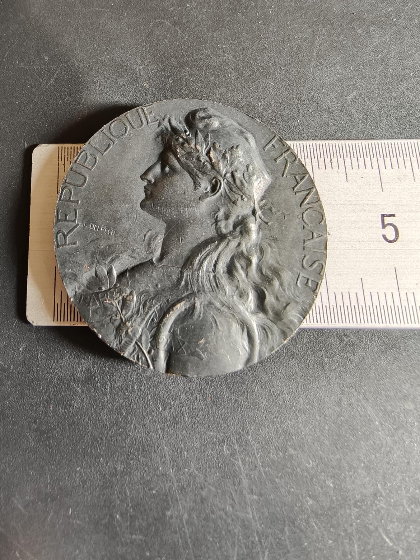 老王徽章第190期 法国巴黎信鸽之友协会镀银大铜章     原盒    玛丽安娜   大师J·德尔佩奇作品     直径41mm     重量29g