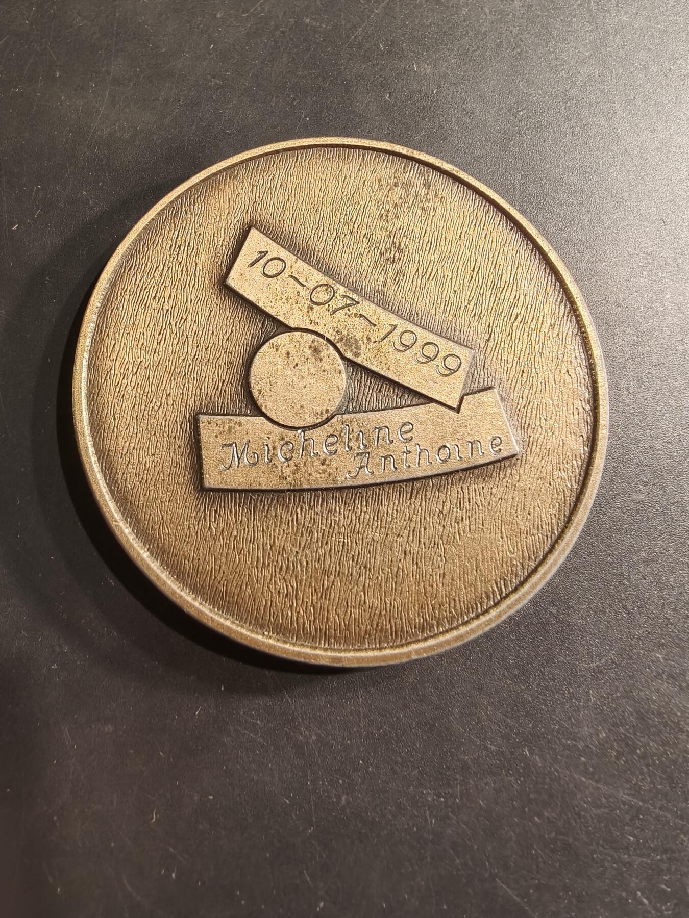 老王徽章第190期 法国奥丹库尔市纪念章    直径70mm     重量117.1g