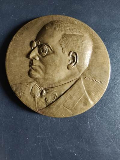 老王徽章第190期 - 法国著名装饰艺术设计师阿尔芒·阿尔贝·拉托大铜章      直径68mm     重量131.5g