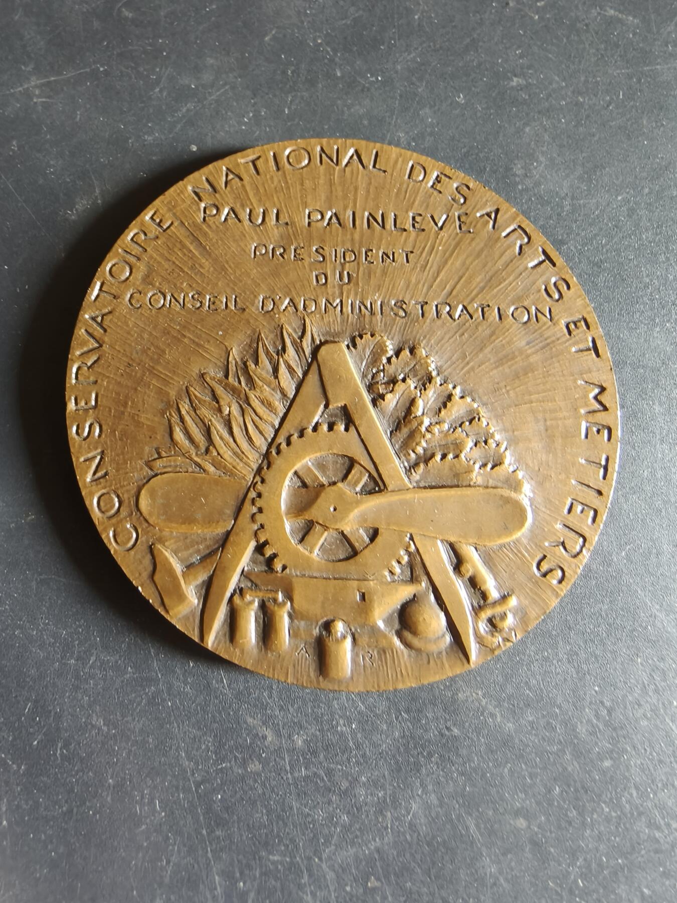 老王徽章第190期 法国国家艺术与技术学院授予保罗·潘乐威先生大铜章     原盒     保罗·潘勒韦（1863-1933）是一位著名的法国数学家和政治家，曾任法国总理和战争部长        直径68mm      重量141g
