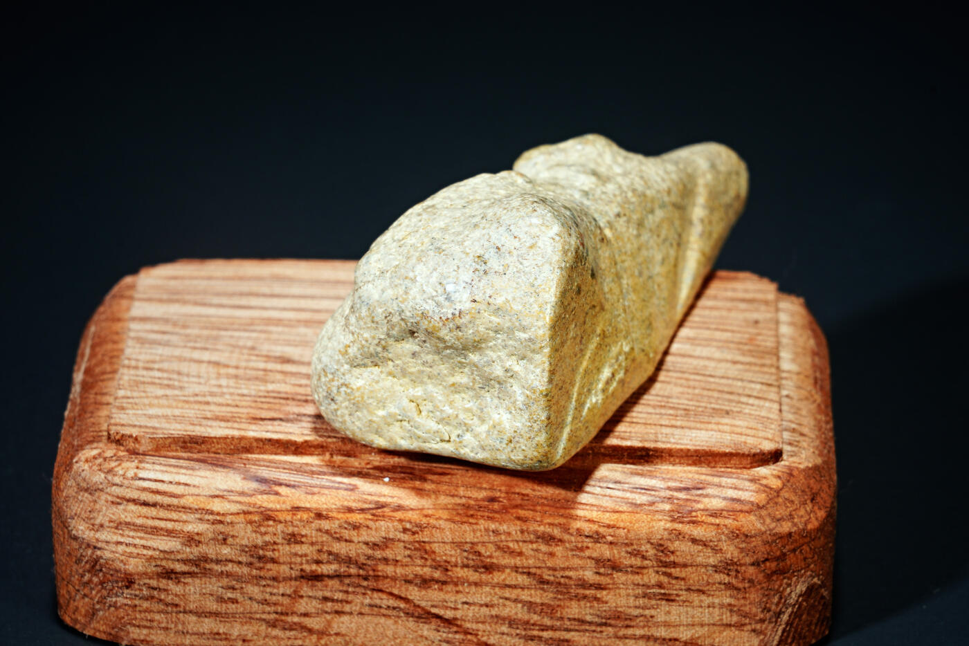 上海都达杂项专场六十九【全场包邮】 和田玉原石随型摆件连座94-137