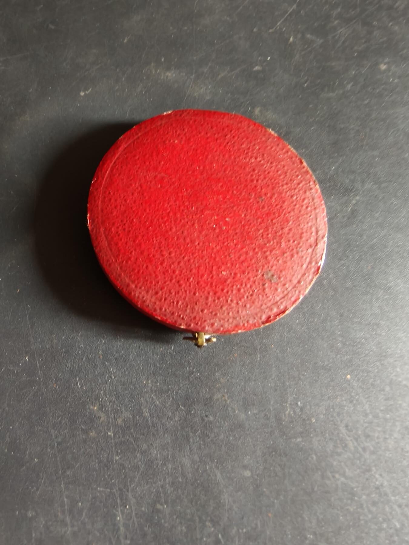 老王徽章第190期 法国利摩日国立装饰艺术学院大铜章     大师路易·波特作品     原盒       直径42mm      重量35.8g