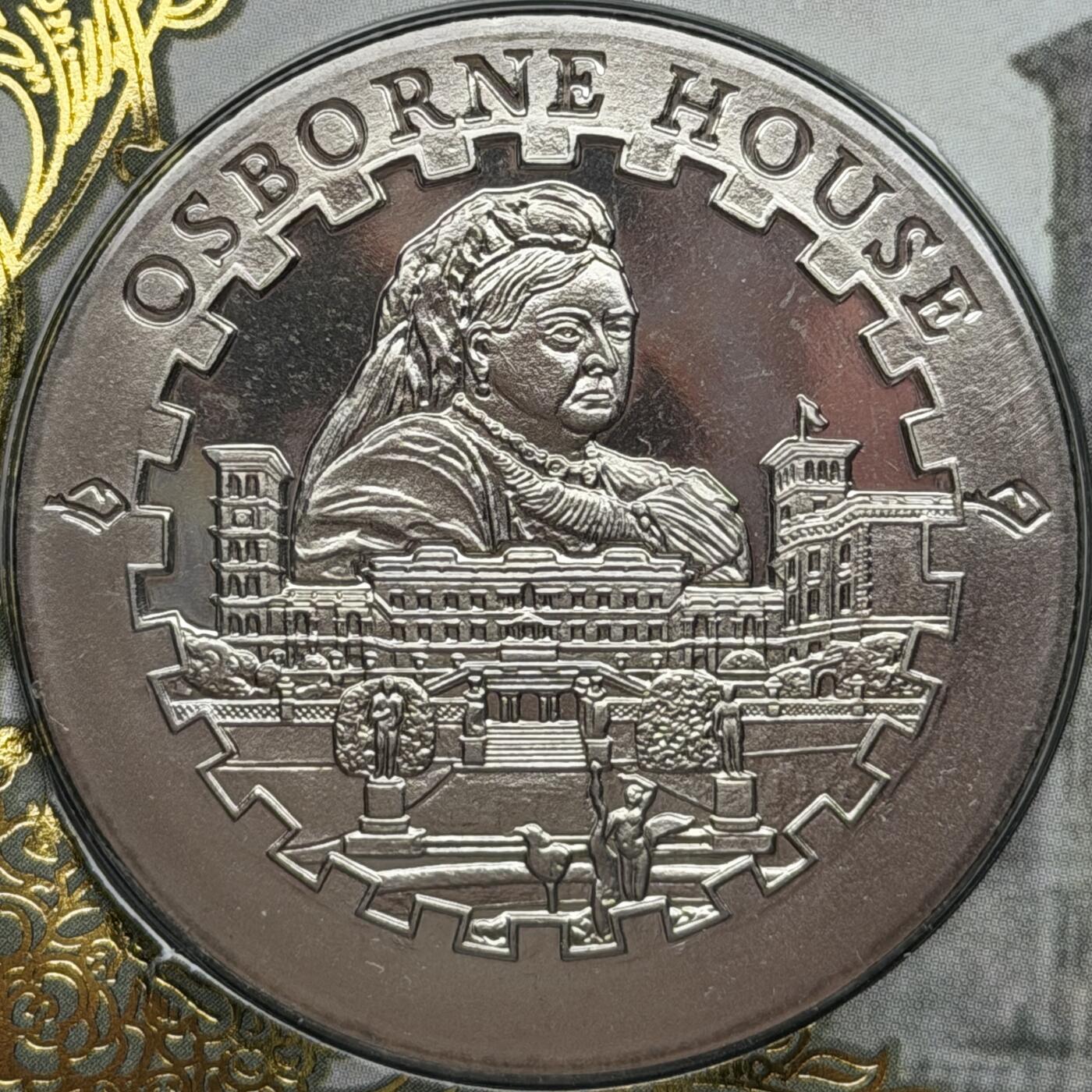 ＜星葵🌻钱币社＞第72期·东奔西走的硬币·3月31日发货 〈邮币封·签名版·无面值版本〉怀特岛1996年维多利亚·奥斯本楼3欧元克朗型纪念币