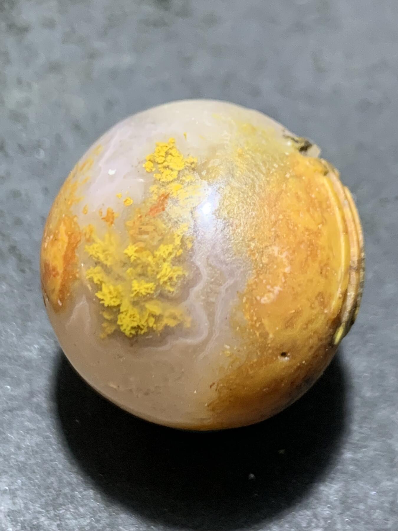 亚光冰飘冻料黄金草花纹战国红玛瑙手工雕刻福字圆珠一颗！