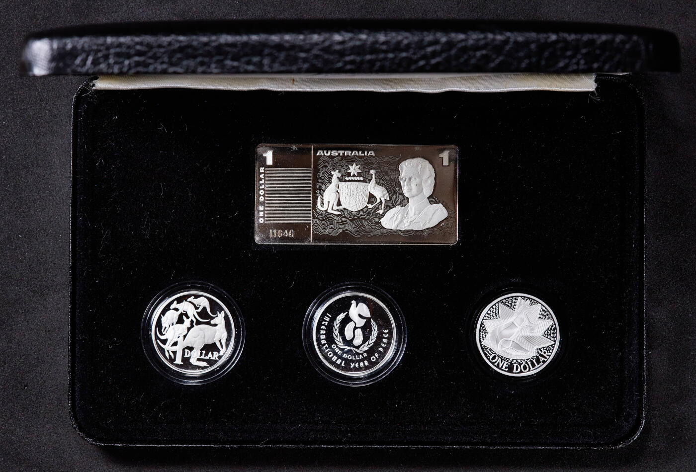 【俄甄集藏】2026年(050)04-01星期三 晚 19:30 全场包邮 澳大利亚1990年货币杰作1元精制银币4枚一套，原盒，圆形银币单枚重11.49克，方形银币重40.5克，均为925银，发行量22499套