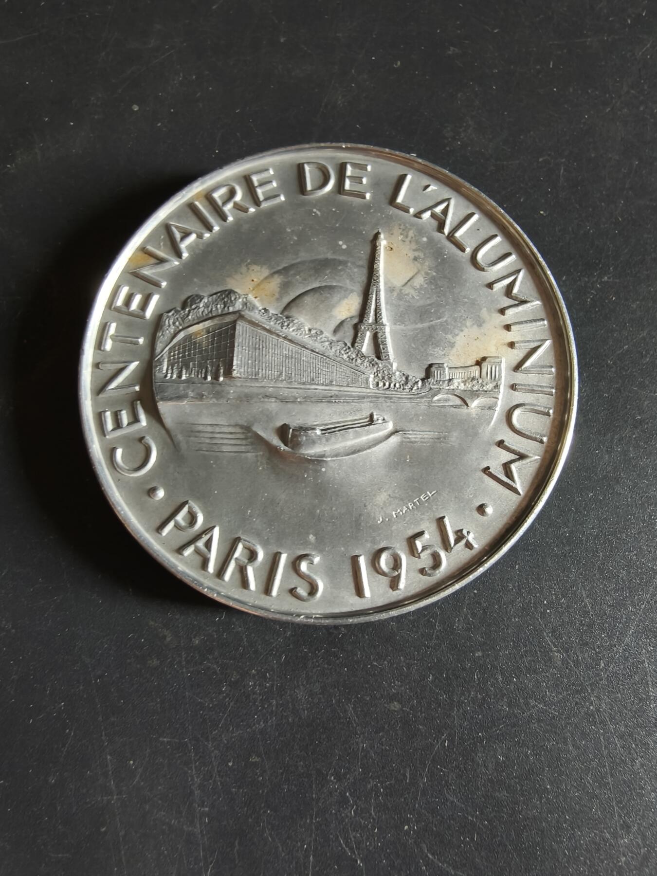 老王徽章第190期 法国铝业公司成立百年纪念章     原盒     铝制    特殊材质保存不易     高浮雕       直径60mm     重量37.3g   