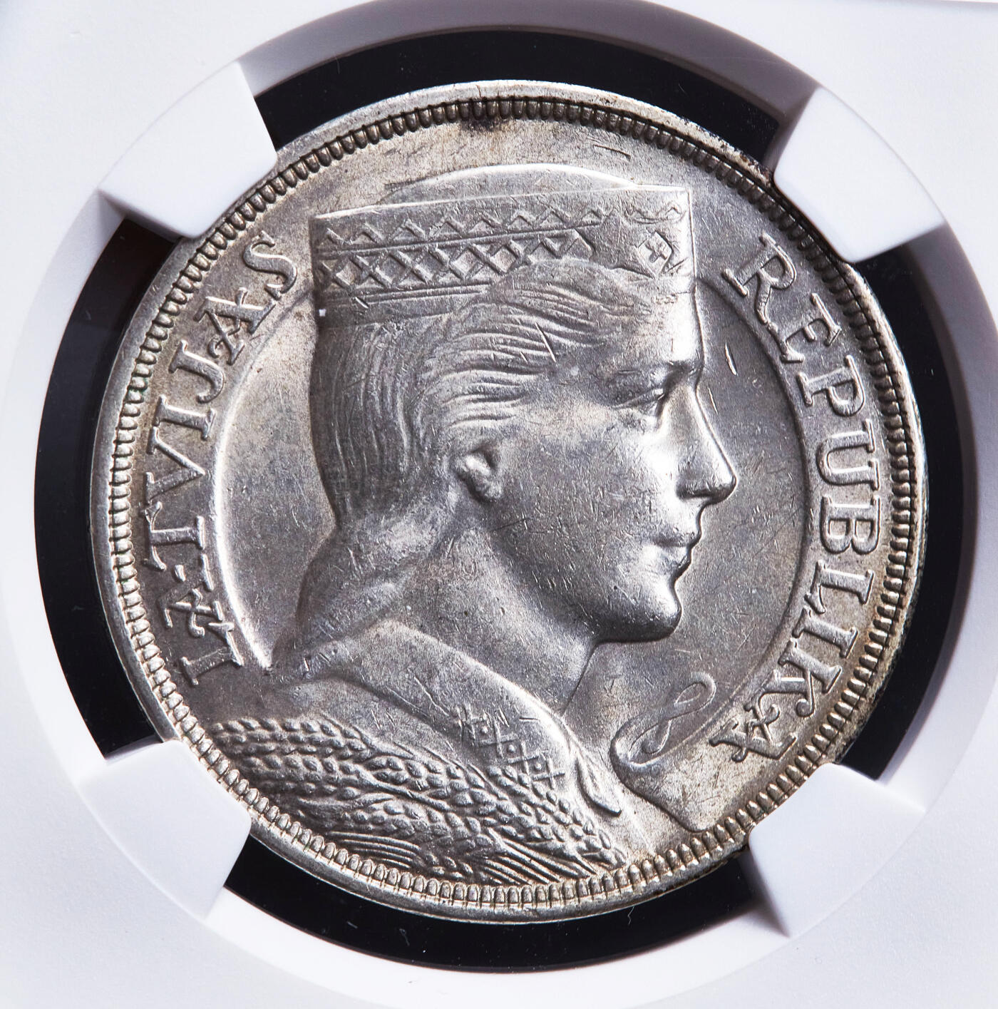 【俄甄集藏】2026年(050)04-01星期三 晚 19:30 全场包邮 拉脱维亚1932年女神版5拉特大银币，NGC MS62，原味状态，原光品相，末年份