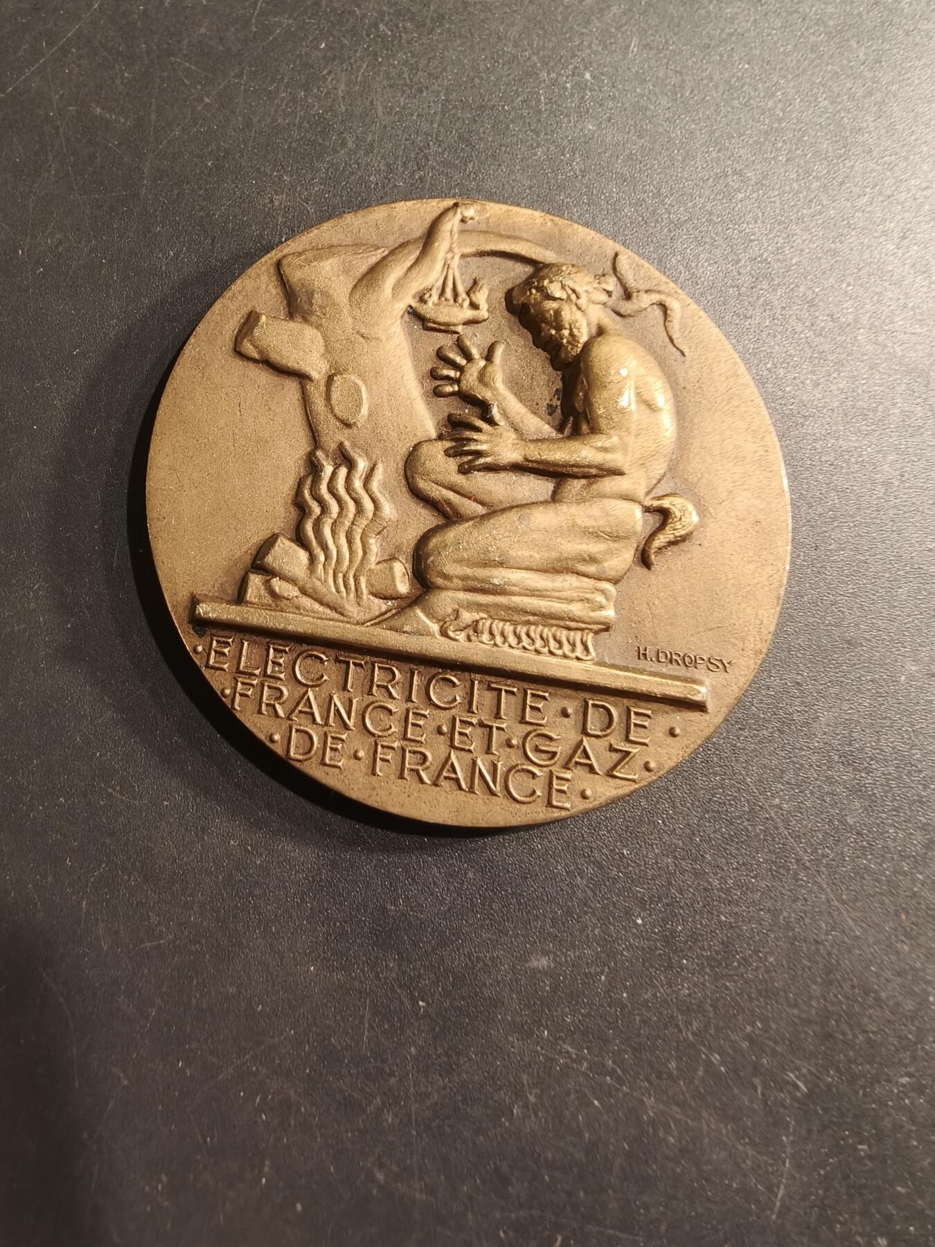 老王徽章第190期 法国电气建设公司大铜章    大师Dropsy作品    直径54mm    重量73.2g