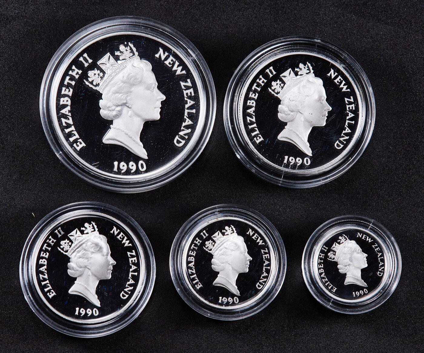 【俄甄集藏】2026年(050)04-01星期三 晚 19:30 全场包邮 新西兰1990年大事记5分-1元全银精制硬币5枚全套，原盒证，总重65.83克，925银，发行量7000套，纪念《怀唐伊条约》签署150周年、欧洲移民抵达新西兰200周年、一战澳新军团加里波利登陆75周年、奥克兰第14届英联邦运动会举办