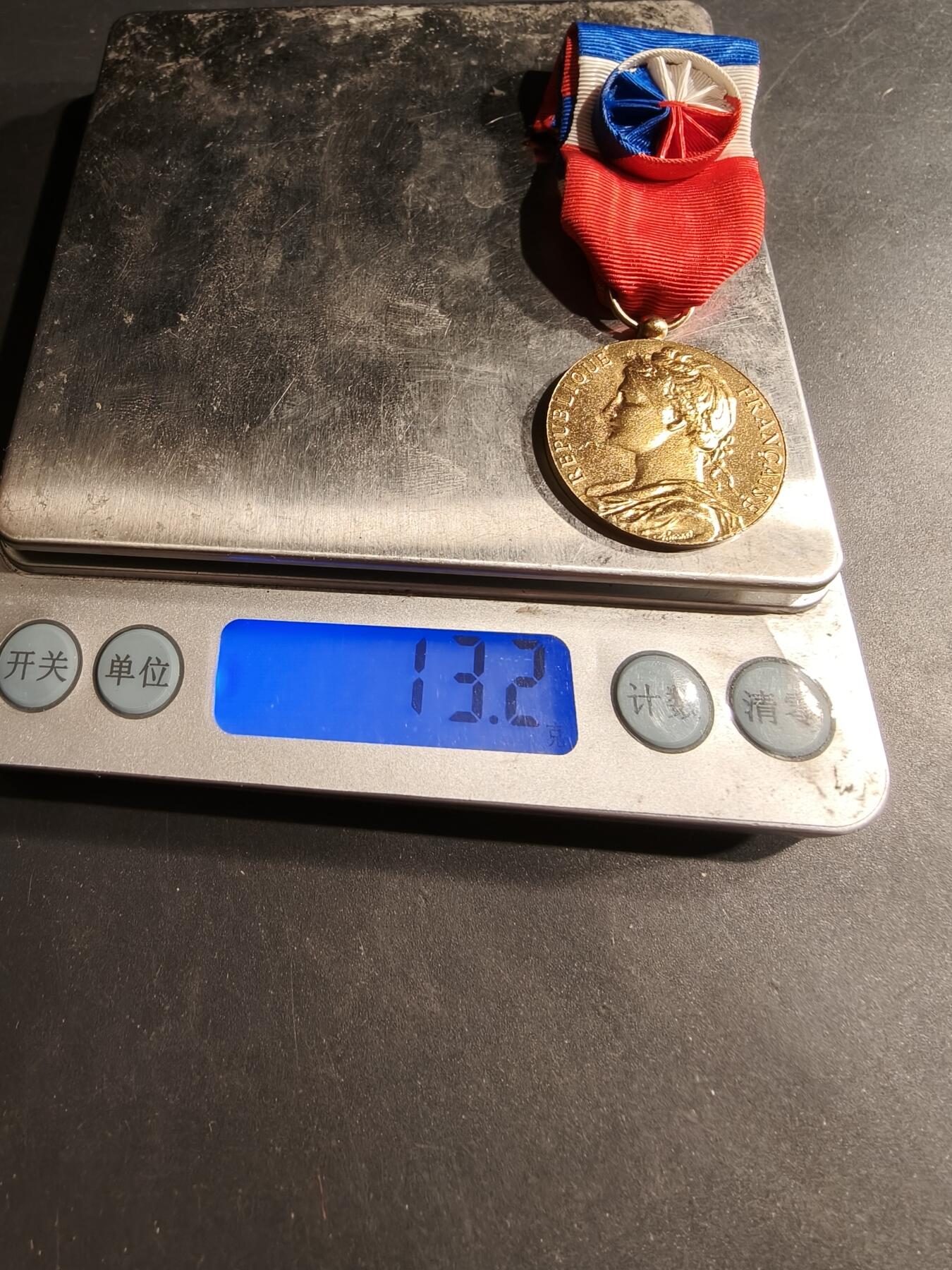 老王徽章第190期 法国金级劳工奖章    925银镀金    1977年实发     13.2g