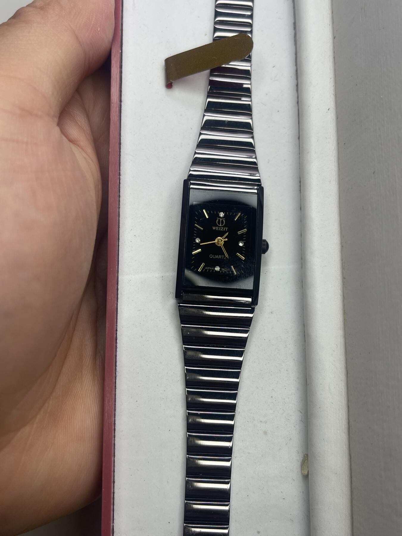 新时代收藏快速小拍 拍卖本周一线所得新货 3月29日场 水利发电专家谢宗林的证书与盐锅峡水电站十号机组发电纪念手表与英雄牌钢笔一套 手表为日本机芯定制表 背后有发电纪念字样 值得一提的是 该的主证书为水利水电部裁撤的最后一年1988年所颁发 傅作义曾任第一任部长