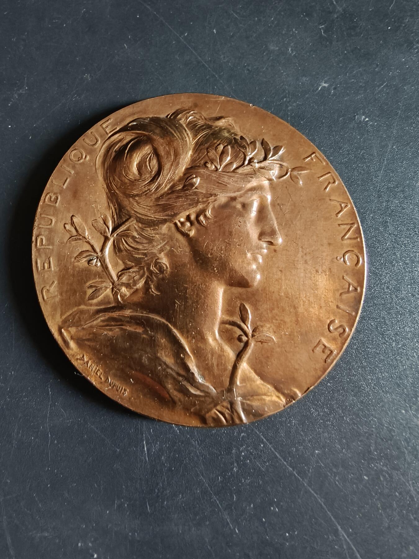 老王徽章第190期 法国1889巴黎国际博览会大铜章    大师丹尼尔·杜普伊作品      直径64mm     重量90.9g