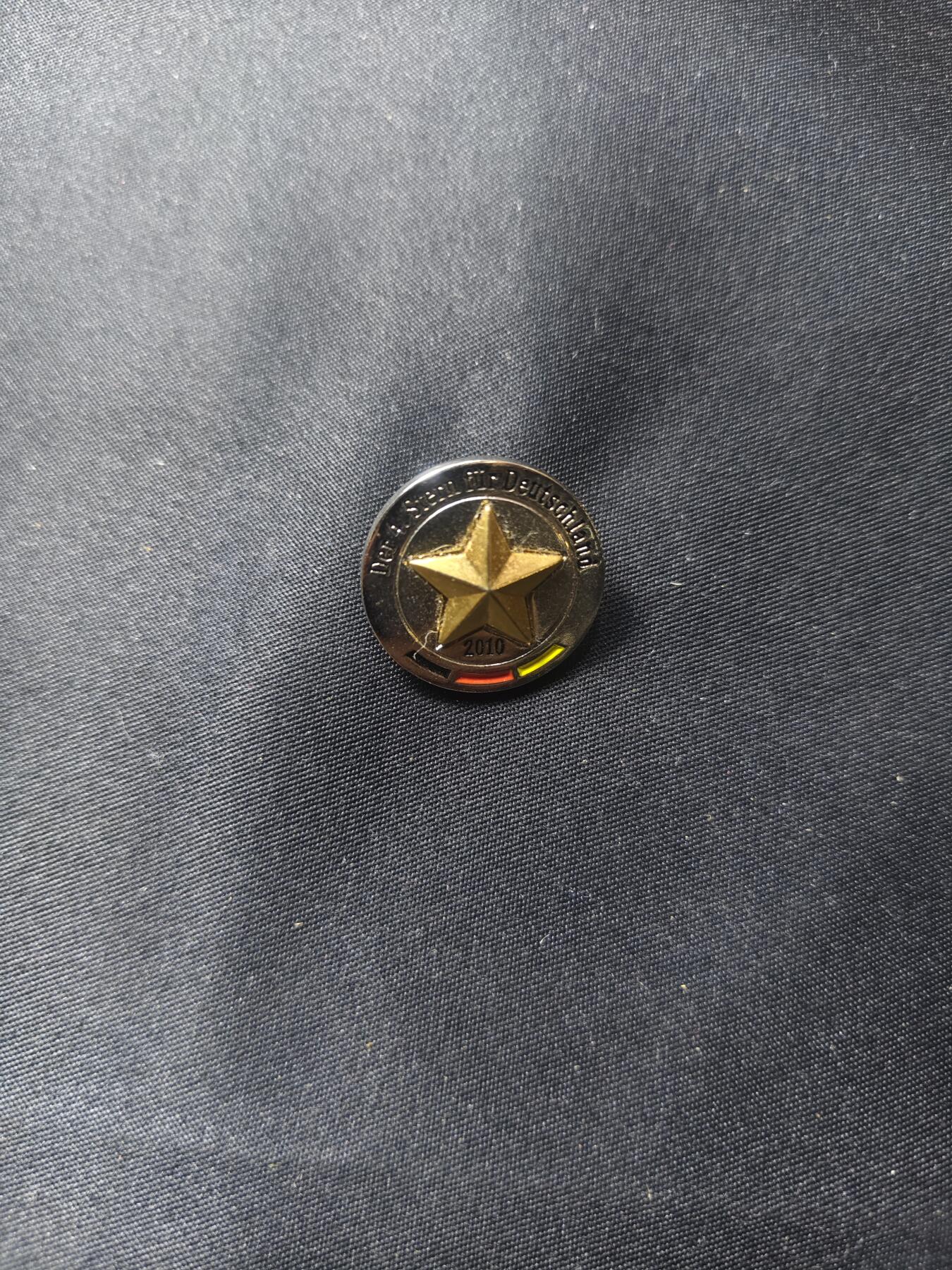 云宸嘉赏-勋臻文献佳藏优品精选场次（低佣 转发佣金红包） 联邦德国2001“Der 1. Stern für Deutschland”（德国的第一颗星）证章 