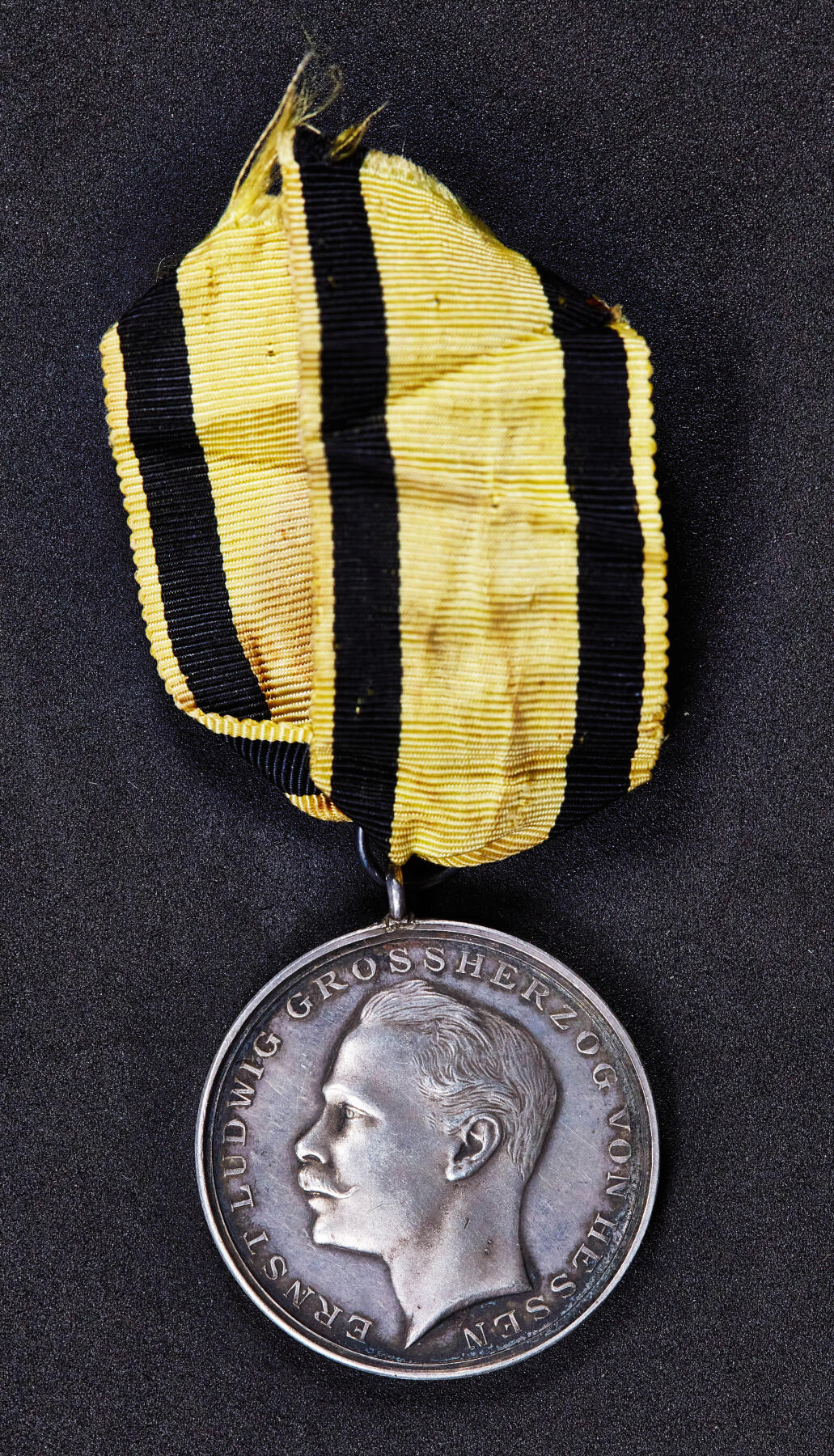 【俄甄集藏】2026年(050)04-01星期三 晚 19:30 全场包邮 德国黑森大公国1892-1918年恩斯特·路德维希大公头像战争功勋银质奖章，直径：33mm，重量：15.2克，原味酱彩包浆，稀少品种