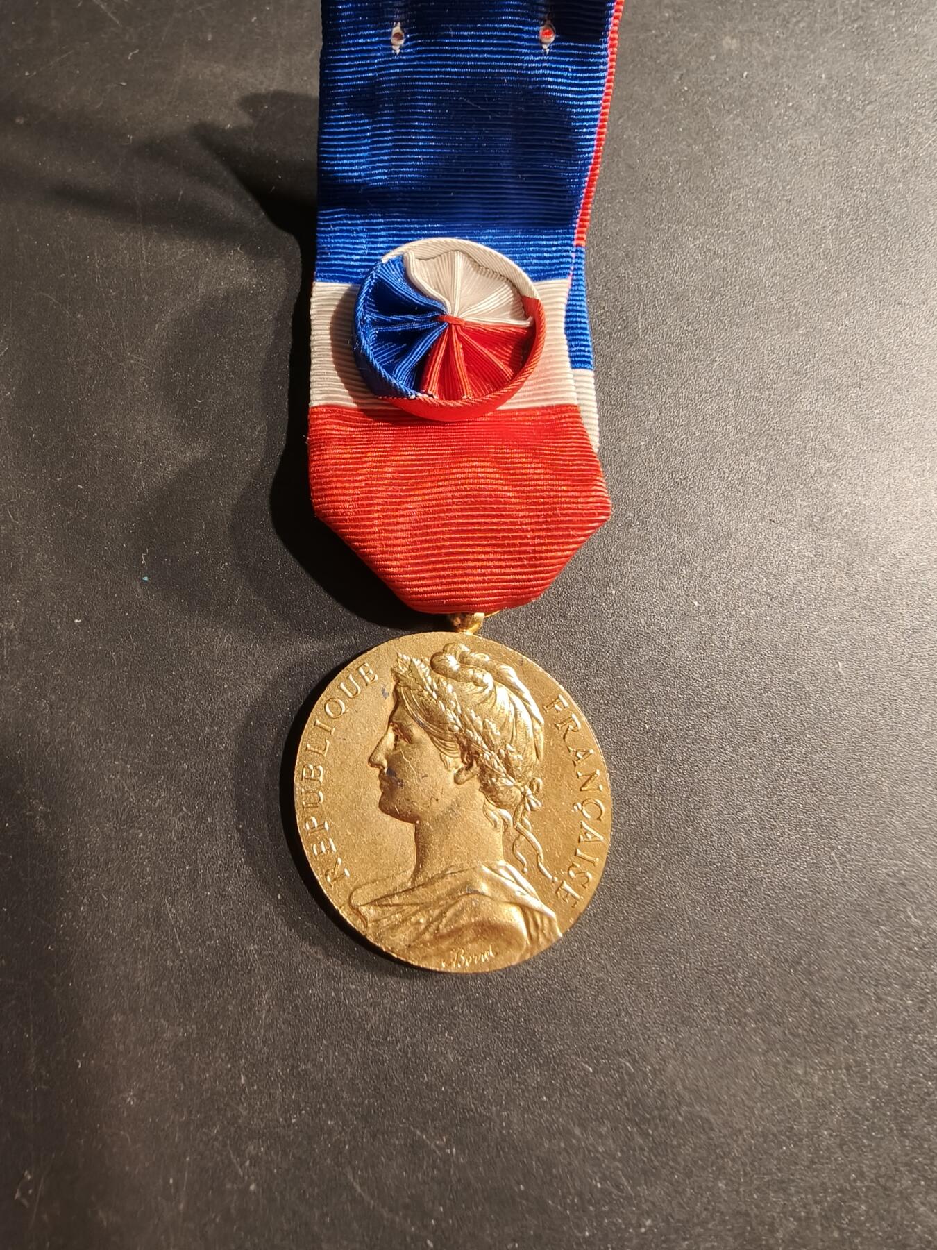 老王徽章第190期 法国金级劳工奖章    950银镀金    1971年实发     13.2g