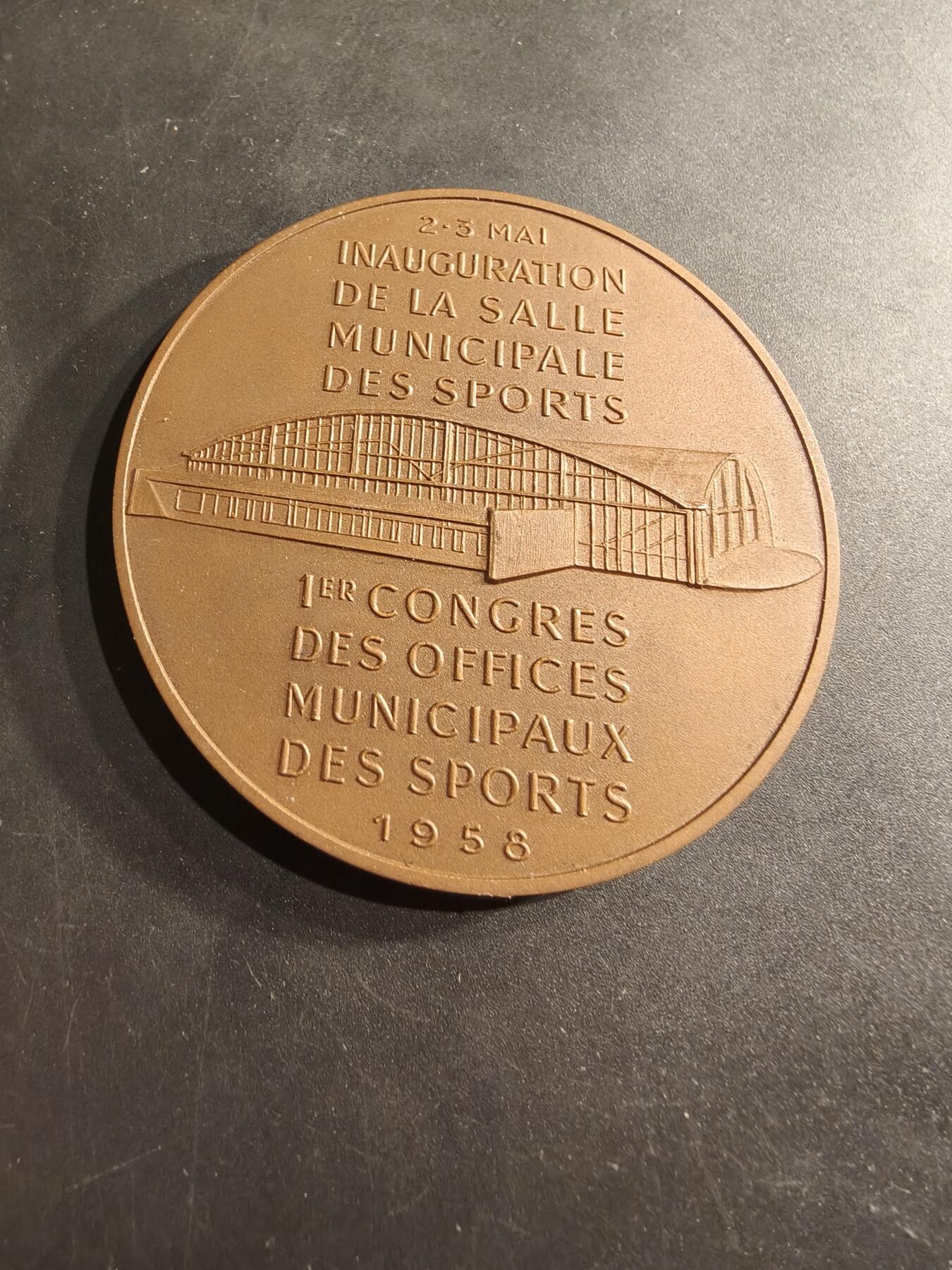 老王徽章第190期 法国莫尔豪斯市体育协会大铜章    直径70mm    重量148.6g