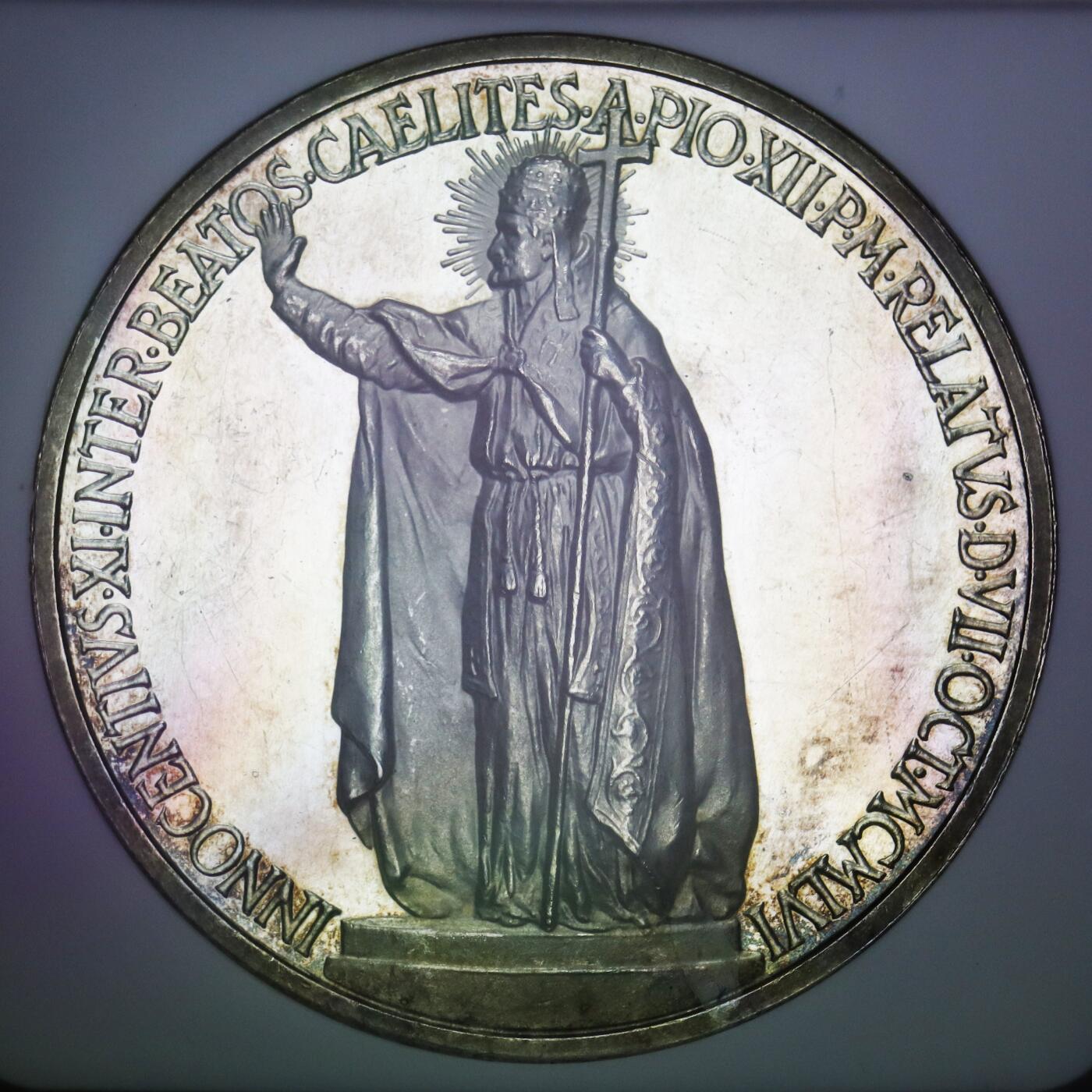 观钱 近现代机制币拍卖No.006（全场顺丰包邮，不区分偏远地区）  1957 年梵蒂冈庇护十二世《因诺森特十一世宣福礼》纪念大银章（NGC MS62）底板带彩，NGC加厚盒