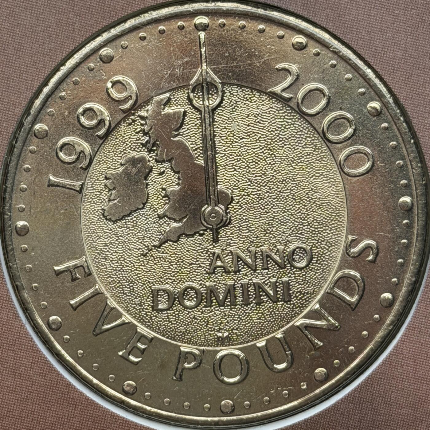 ＜星葵🌻钱币社＞第72期·东奔西走的硬币·3月31日发货 〈大型邮币封·签名版〉英国1999年千禧年5镑克朗型纪念币