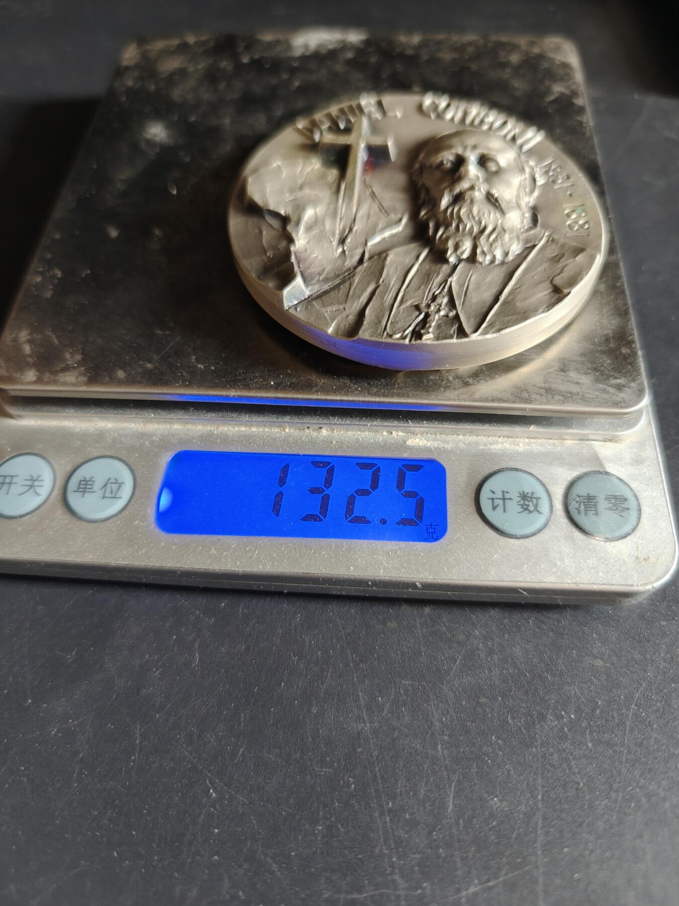 老王徽章第190期 法国天主教会圣丹尼尔·孔博尼镀银纪念章      高浮雕     原盒        他是19世纪著名的天主教传教士和非洲传教修会的创始人        直径60mm     重量132.5g