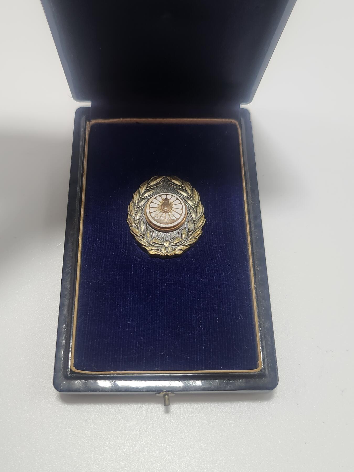 南水社第4次拍卖  日本国铁功绩章 材质不明 盒子字体褪色