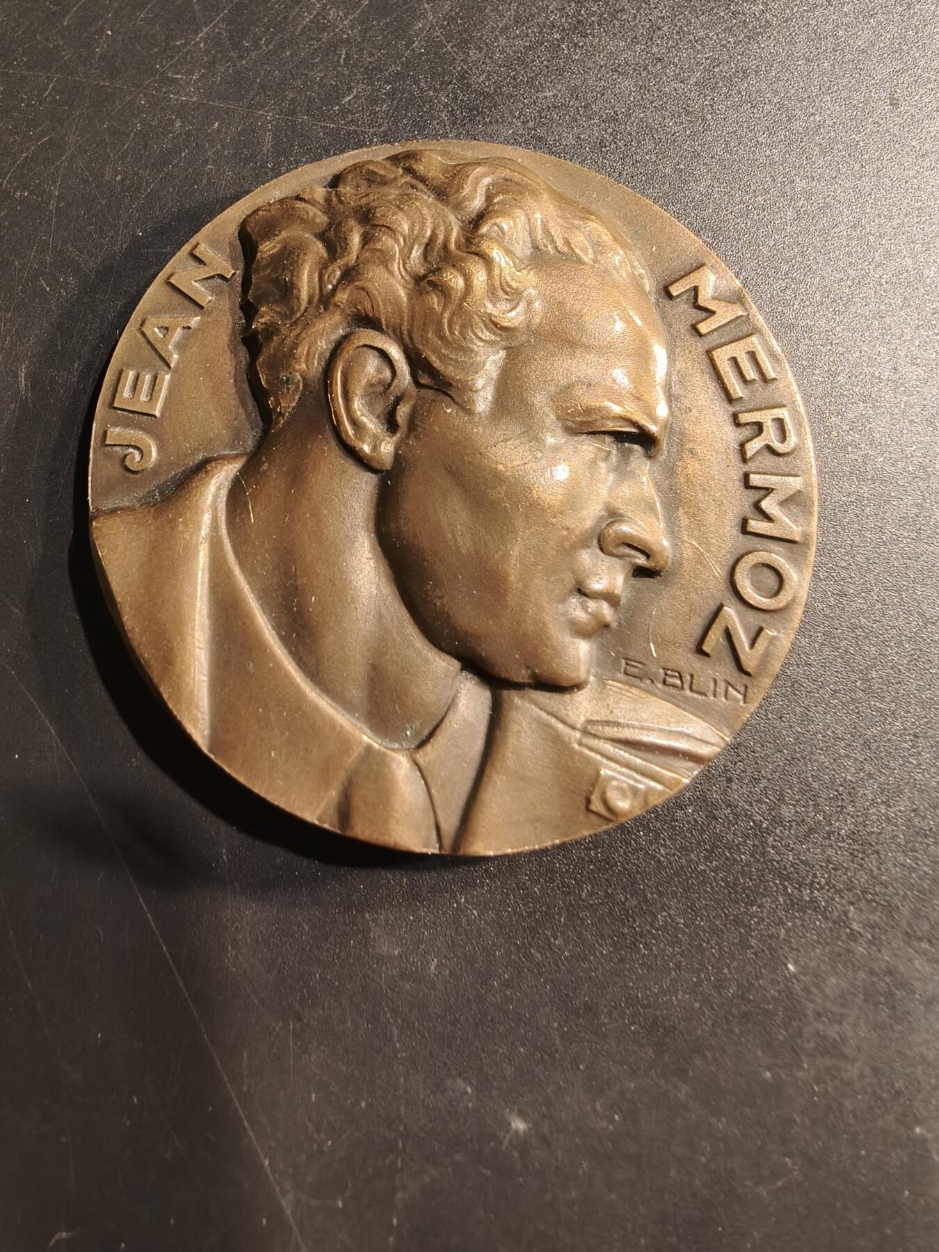 老王徽章第190期 法国著名飞行员让·梅尔莫茨大铜章      高浮雕      直径58mm     重量120g        让·梅尔莫兹是著名的法国先驱飞行员，以在南大西洋进行邮件航线飞行而闻名 