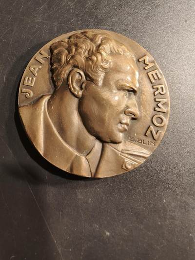 老王徽章第190期 - 法国著名飞行员让·梅尔莫茨大铜章      高浮雕      直径58mm     重量120g        让·梅尔莫兹是著名的法国先驱飞行员，以在南大西洋进行邮件航线飞行而闻名 