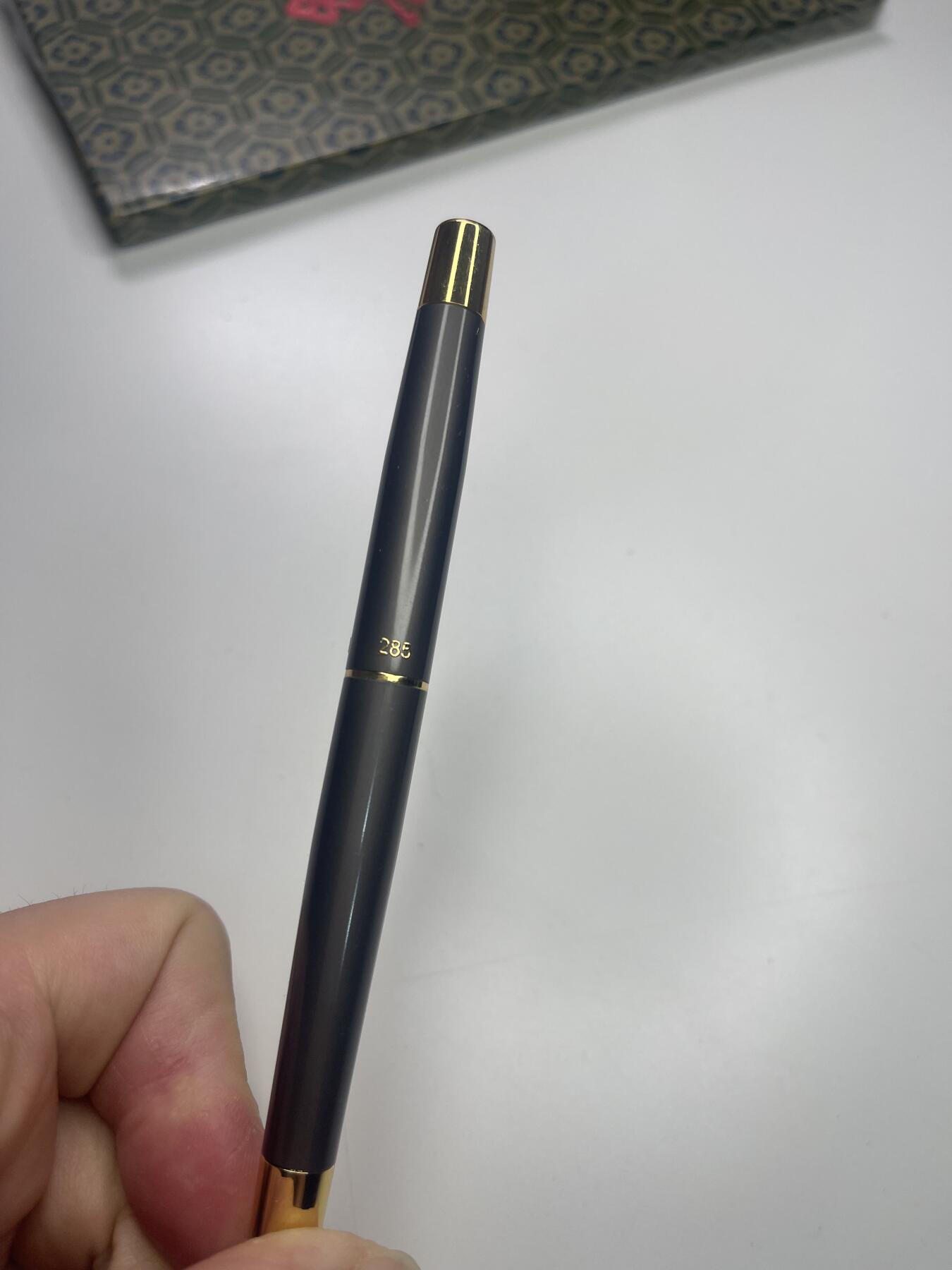 新时代收藏快速小拍 拍卖本周一线所得新货 3月29日场 水利发电专家谢宗林的证书与盐锅峡水电站十号机组发电纪念手表与英雄牌钢笔一套 手表为日本机芯定制表 背后有发电纪念字样 值得一提的是 该的主证书为水利水电部裁撤的最后一年1988年所颁发 傅作义曾任第一任部长