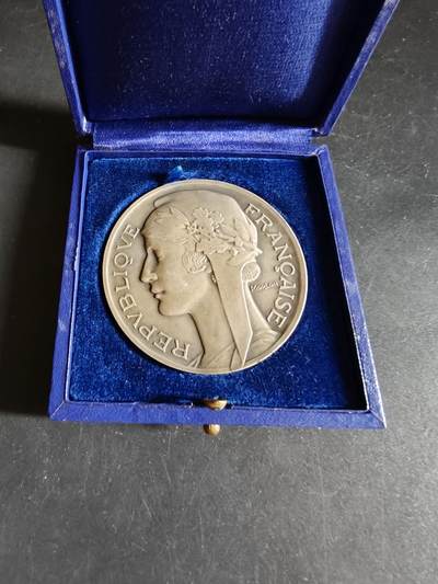 老王徽章第190期 - 法国体育教育委员会镀银大铜章     玛丽安娜   大师莫隆作品     原盒      直径50mm     重量62.3g