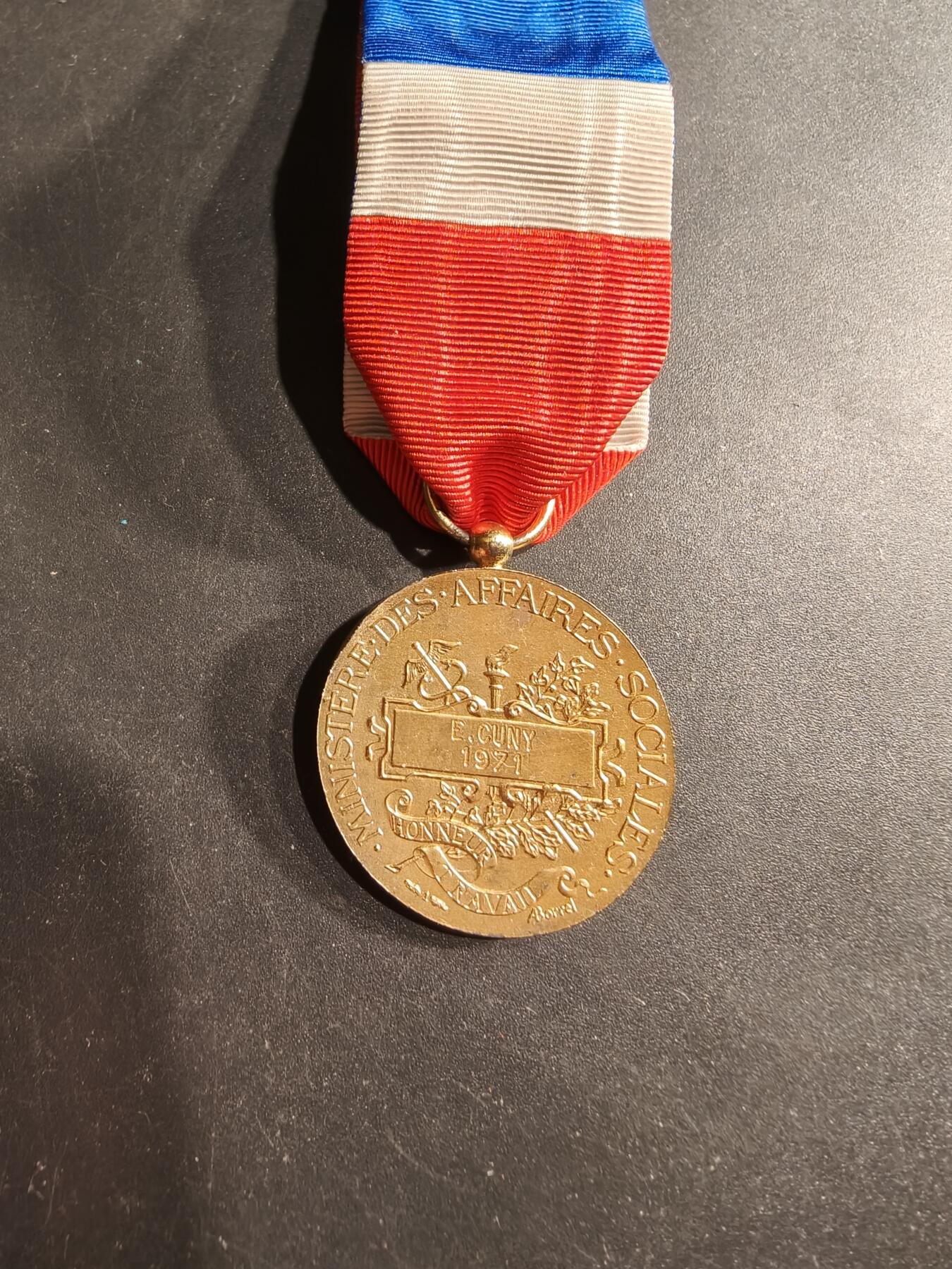 老王徽章第190期 法国金级劳工奖章    950银镀金    1971年实发     13.2g