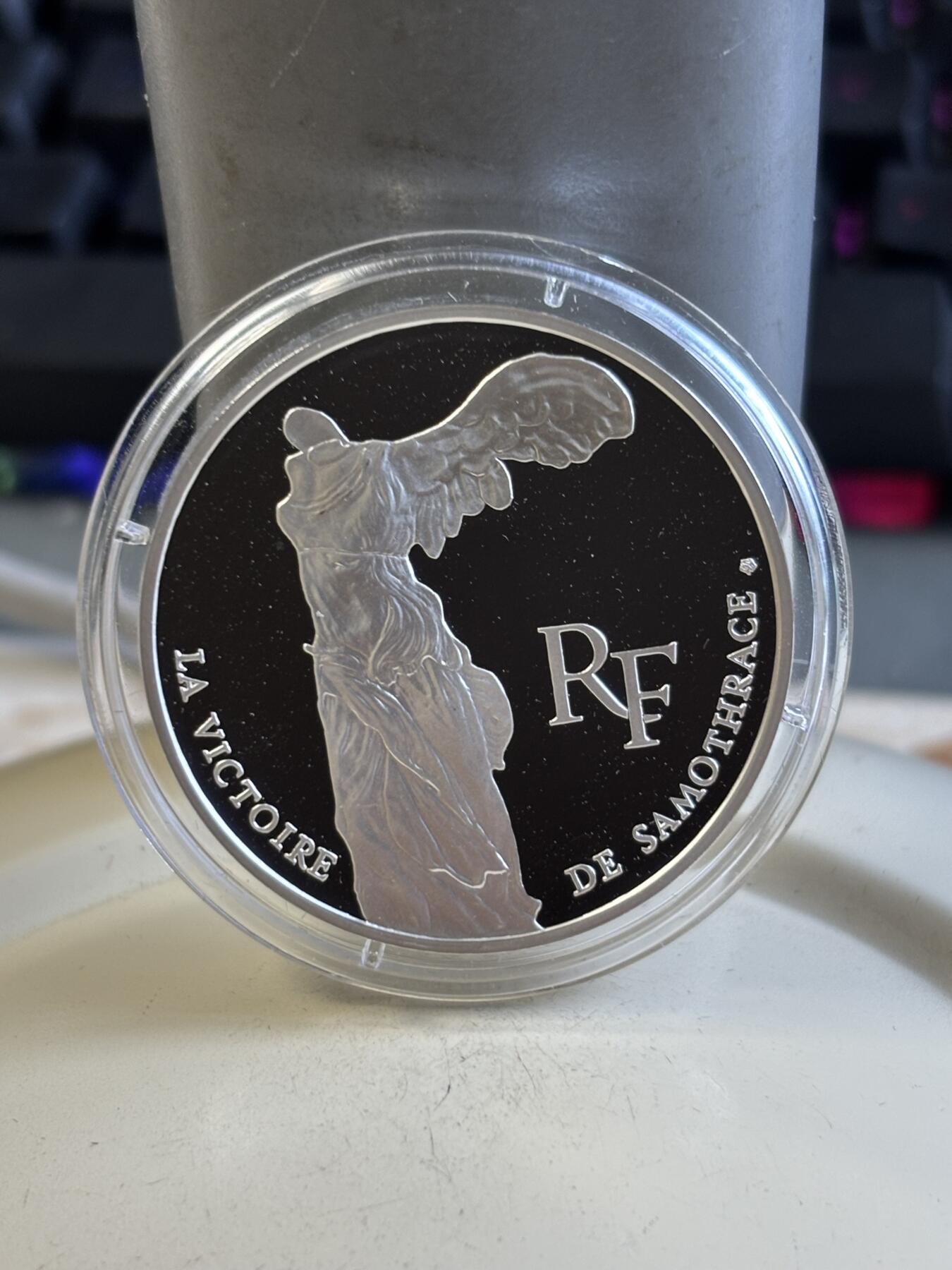 第194期拍卖 法国1993年卢浮宫馆藏系列胜利女神纪念银币，900银，22.2克，塑料盒有2处裂痕