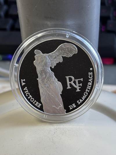 第194期拍卖 - 法国1993年卢浮宫馆藏系列胜利女神纪念银币，900银，22.2克，塑料盒有2处裂痕