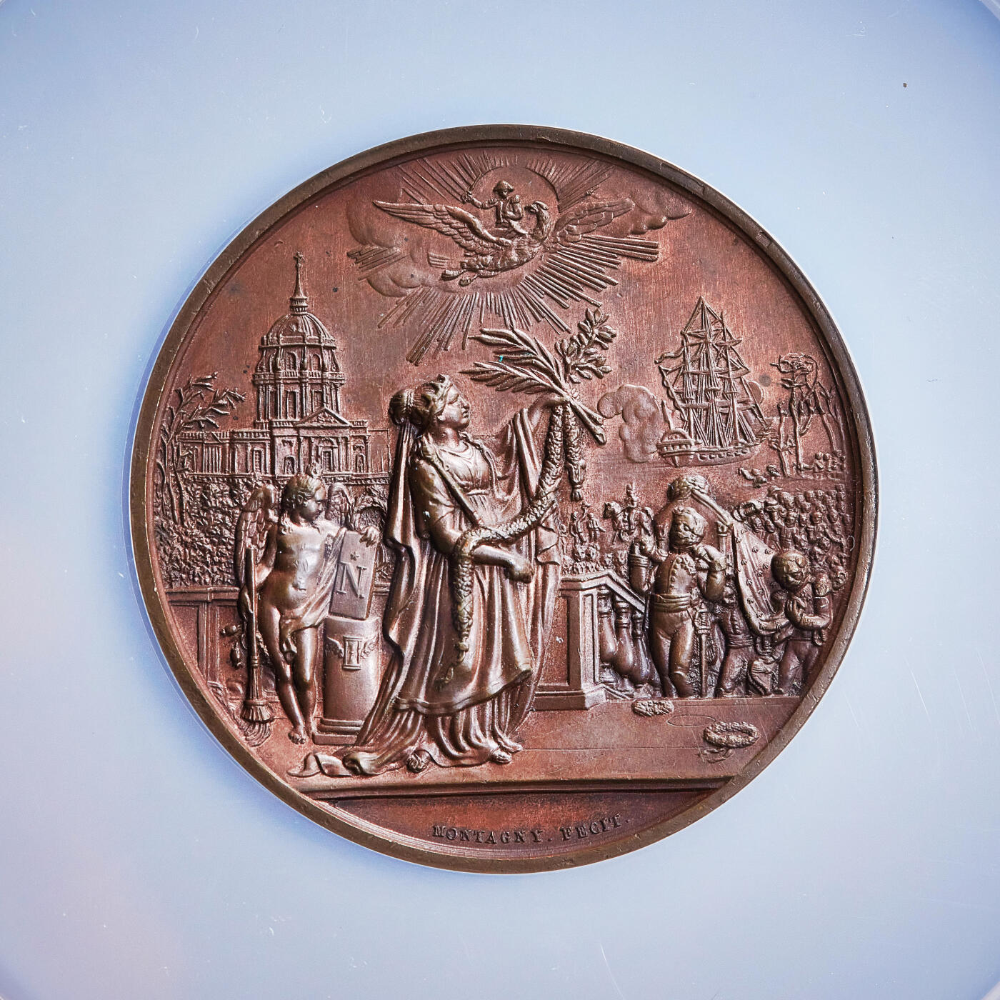 【俄甄集藏】2026年(050)04-01星期三 晚 19:30 全场包邮 法国1830年拿破仑一世头像纪念路易十八恢复拿破仑历史地位大铜章，直径：52mm，高浮雕，设计精美，新古典主义雕刻家皮埃尔-让·蒙塔尼作品，经典品种