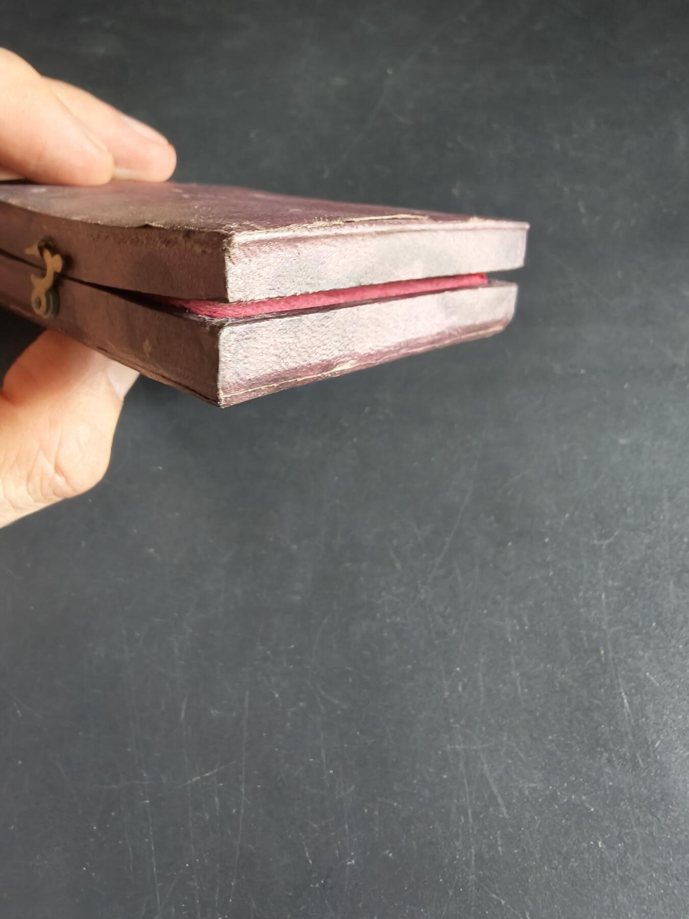 老王徽章第190期 瑞士慈善协会700周年纪念章    原盒,盒子有老化变形      直径42mm     重量35.1g