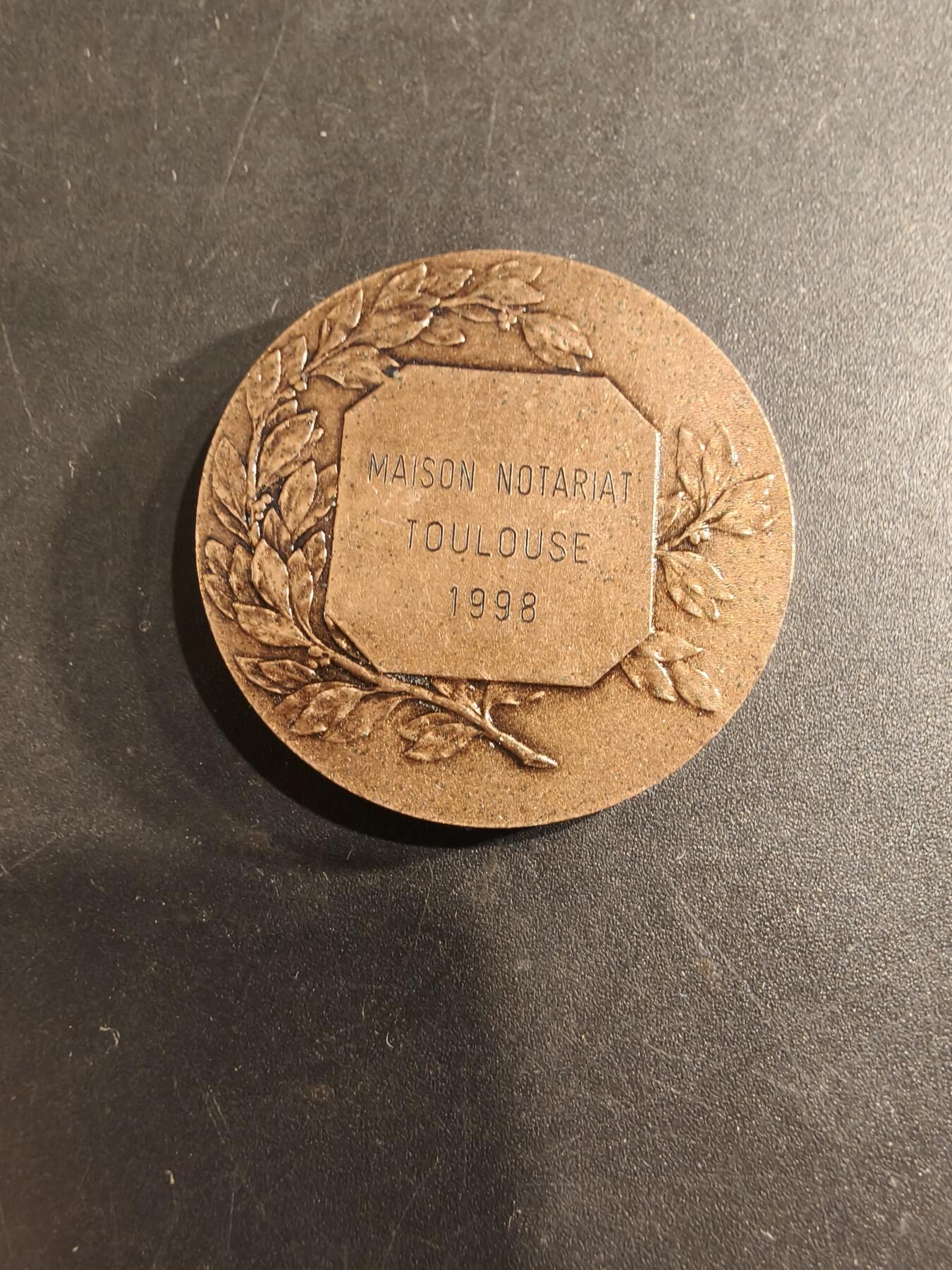 老王徽章第190期 法国图卢兹公证人协会大铜章     直径33mm    重量18.9g