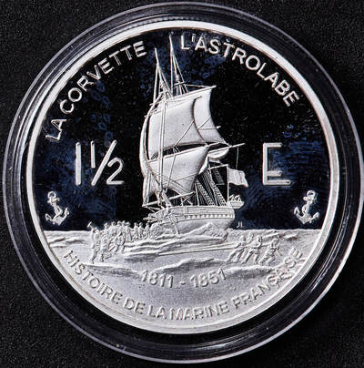 【俄甄集藏】2026年(050)04-01星期三 晚 19:30 全场包邮 - 法属南半球和南极领地2004年纪念法国海军19世纪三桅护卫舰“星盘号”南极探险1.5欧元精制银样币，重31.14克，999银，发行量2000枚，稀少品种