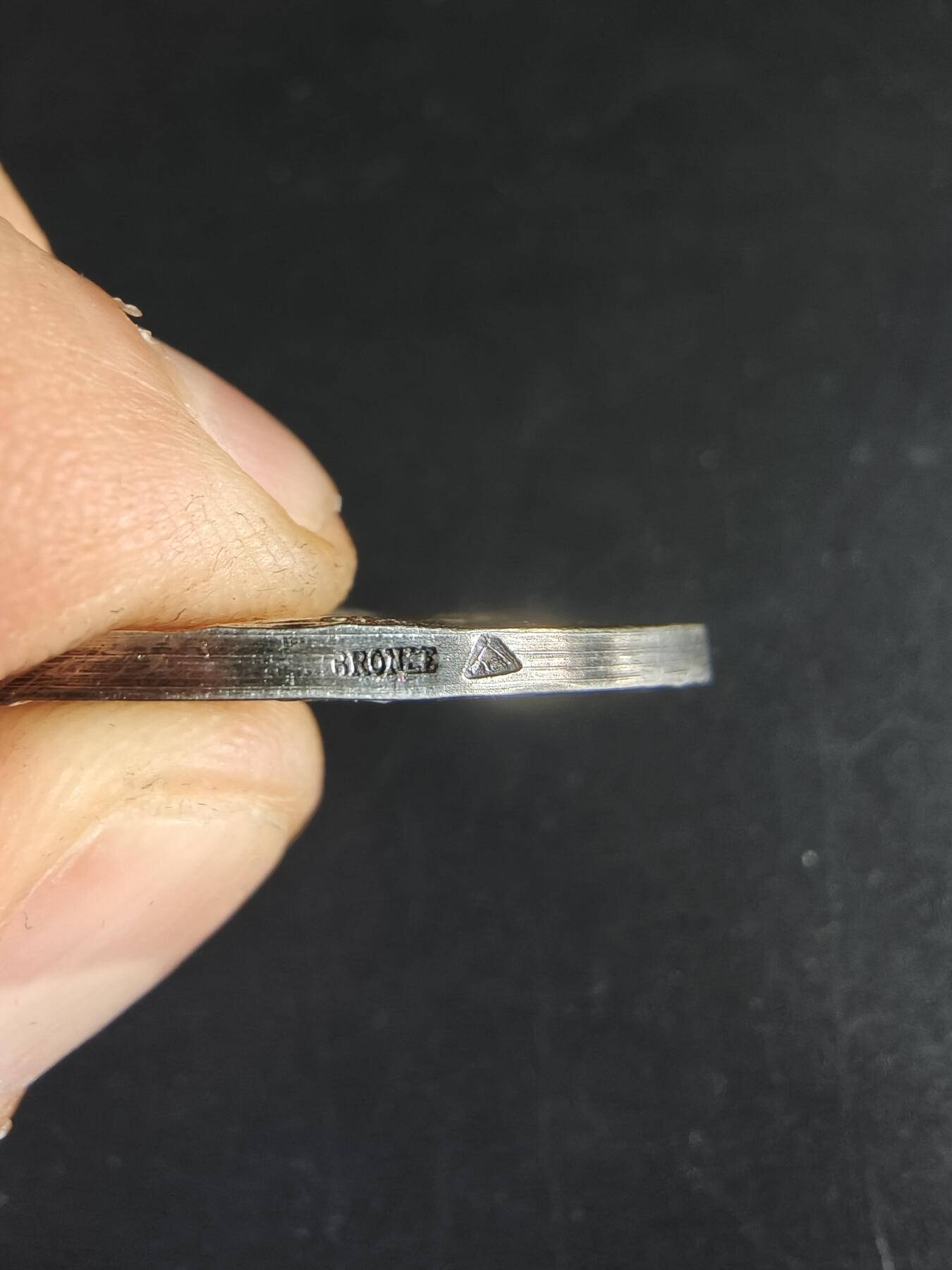 老王徽章第190期 法国举重运动镀银大铜章     原盒     直径41mm    重量27.6g