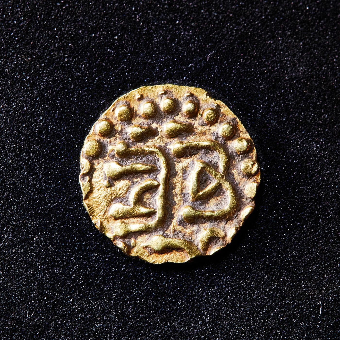 【俄甄集藏】2026年(050)04-01星期三 晚 19:30 全场包邮 印度尼西亚苏门答腊苏木都剌国1297-1333年曼苏尔·马利克苏丹时期1库邦金币，直径：10mm，重量：0.5克，少见品种，900金