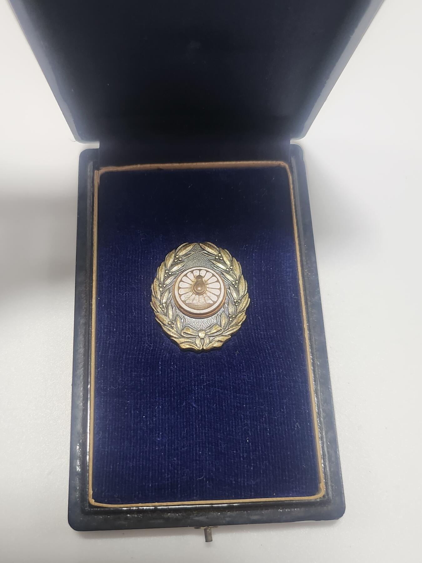 南水社第4次拍卖  日本国铁功绩章 材质不明 盒子字体褪色