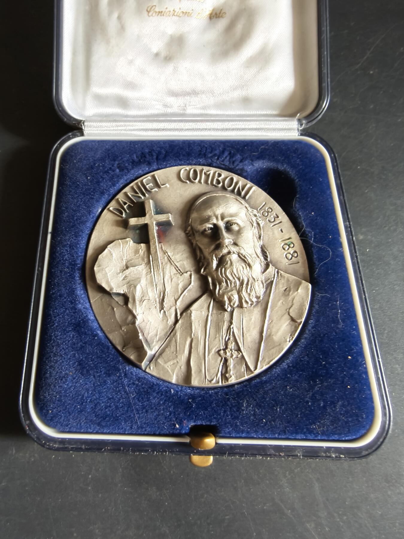 老王徽章第190期 法国天主教会圣丹尼尔·孔博尼镀银纪念章      高浮雕     原盒        他是19世纪著名的天主教传教士和非洲传教修会的创始人        直径60mm     重量132.5g