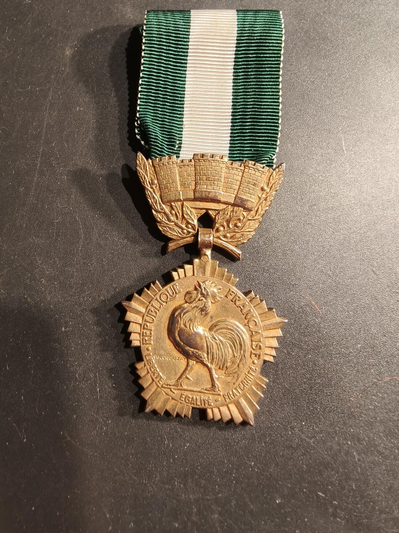 老王徽章第190期 法国金级地方嘉奖奖章     带纸盒   螃蟹银标    19.4g