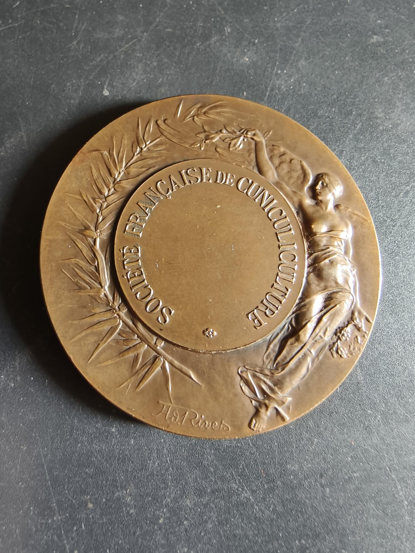 老王徽章第190期 法国兔业养殖协会大铜章     原盒    大师波特与里维特联合创作      直径50mm     重量70.6g