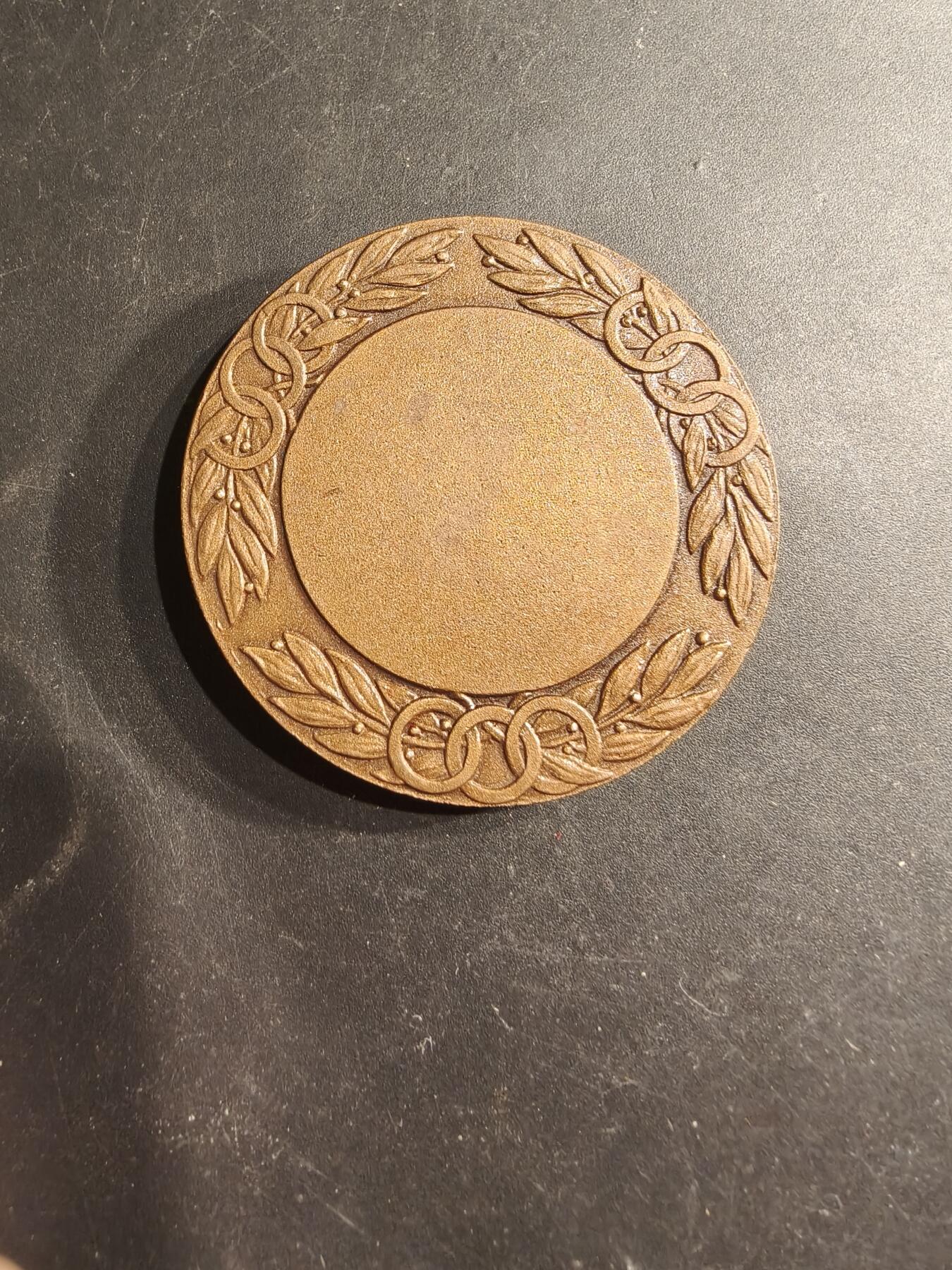 老王徽章第190期 法国长跑运动纪念章    原盒，盒子有损     直径50mm     重量61.2g