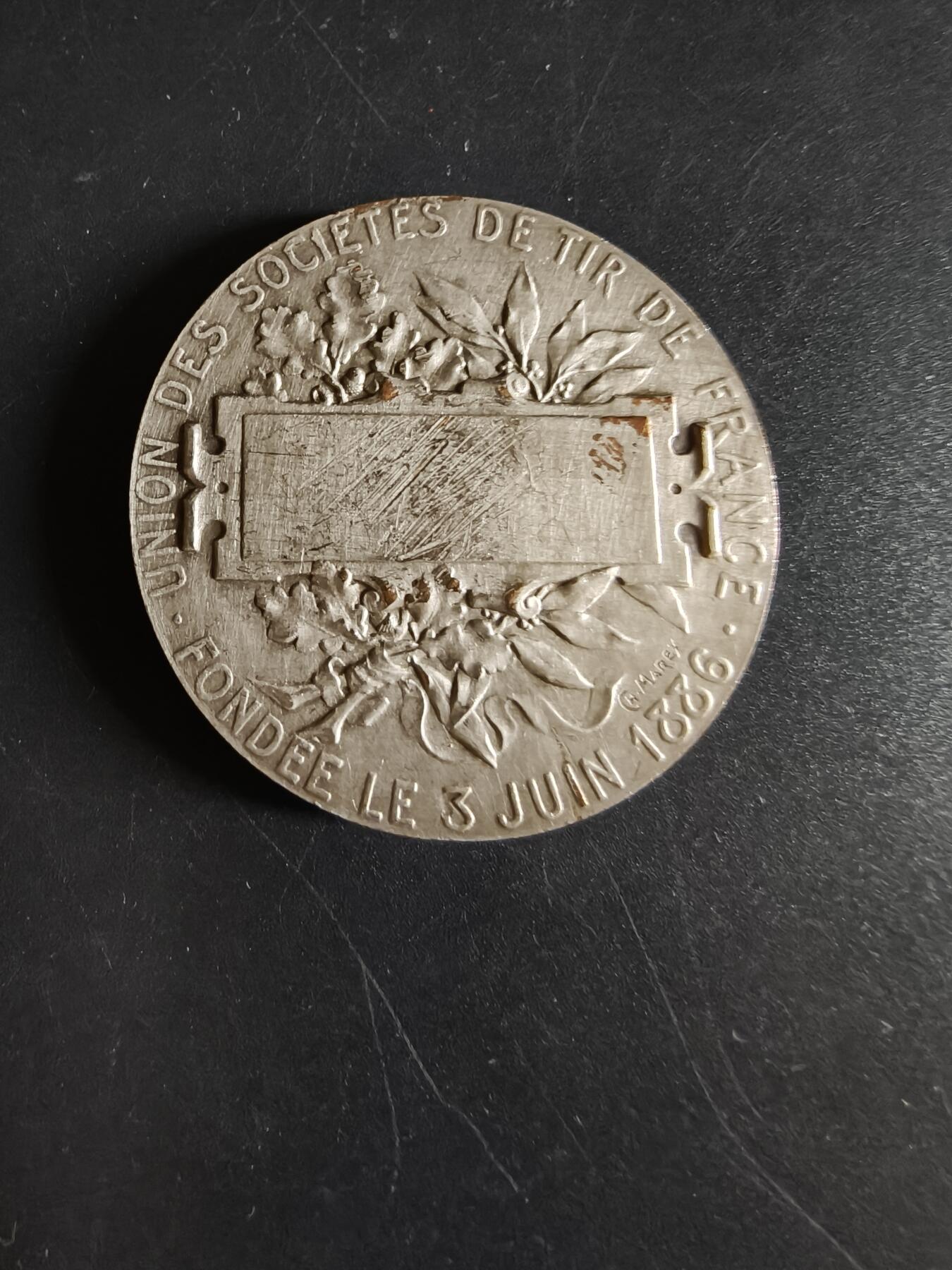 老王徽章第190期 法国射击协会镀银大铜章      大师亨利·杜布瓦作品     直径45mm      重量47.5g