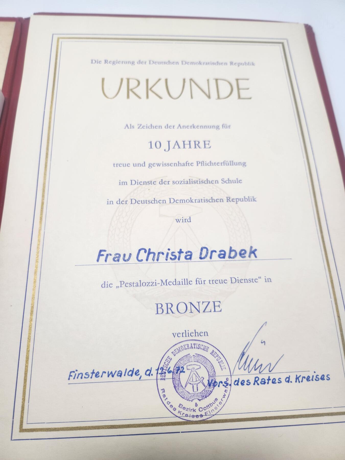 南水社第4次拍卖  民主德国裴斯泰洛齐铜质忠诚服役奖章（10年）——Christa Drabek 女士带证书全套