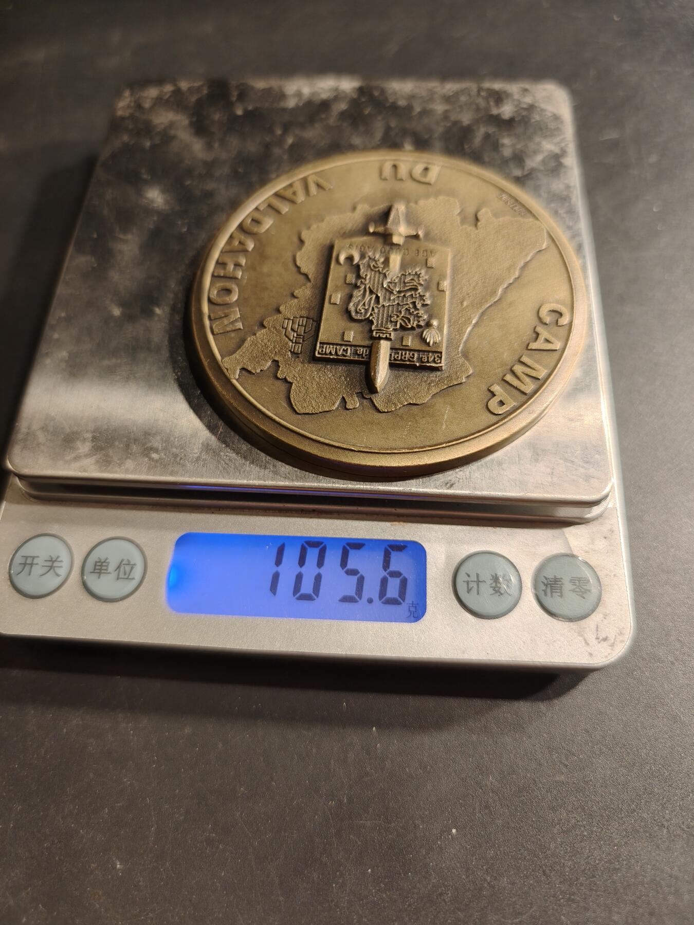 老王徽章第190期 法国瓦勒多恩军事训练营纪念章     直径70mm    重量105.6g     瓦勒多恩营地是法国重要的军事训练基地，历史悠久，主要用于装甲部队和炮兵的训练。