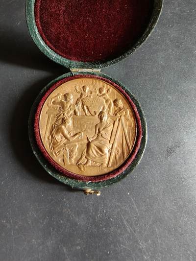 老王徽章第190期 - 法国利摩日国立装饰艺术学院大铜章     大师路易·波特作品     原盒       直径42mm      重量35.3g